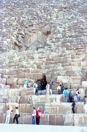 クフ王のピラミッドの入口